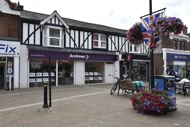 High Street, Horley, RH6, photo 1