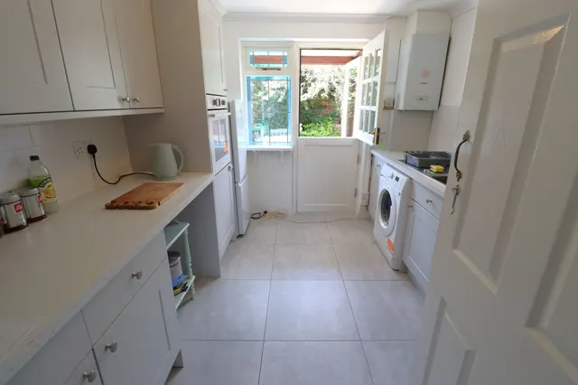 Photo 3 — Milton Close, Rayleigh, Essex, SS6 8YN