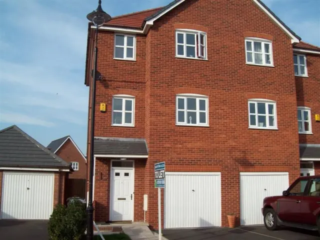 Golden Hill, Wychwood Village, photo 1