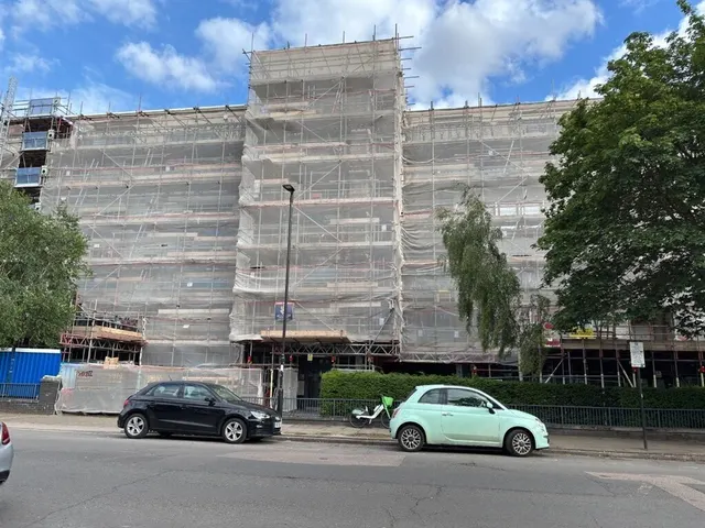 Drayton Park, London, photo 1