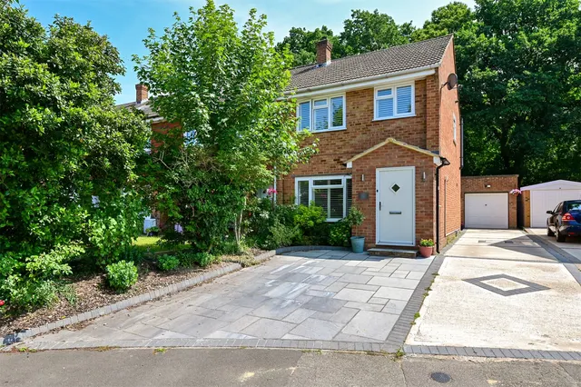 Lynwood Drive, Mytchett, Camberley, Surrey, GU16 6BU, photo 1