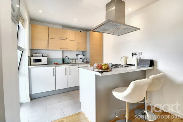 Queen Mary Avenue, South Woodford, E18, photo 2