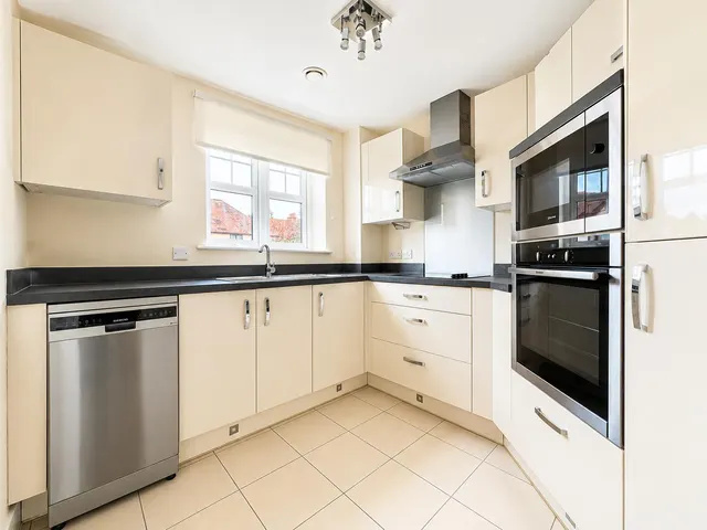 St. Lukes Road, Maidenhead, SL6, photo 3