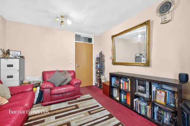 Wodehouse Avenue, London, photo 1