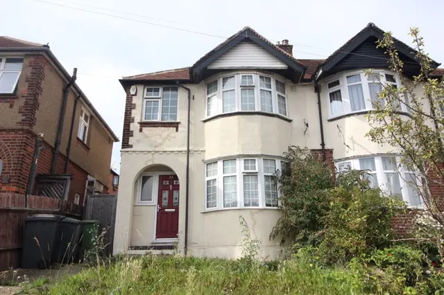 Taunton Avenue, Luton LU2 0LN, photo 1