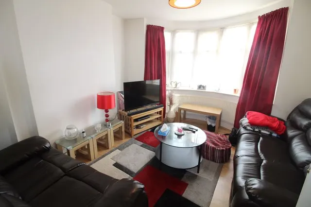 Photo 2 — Taunton Avenue, Luton LU2 0LN