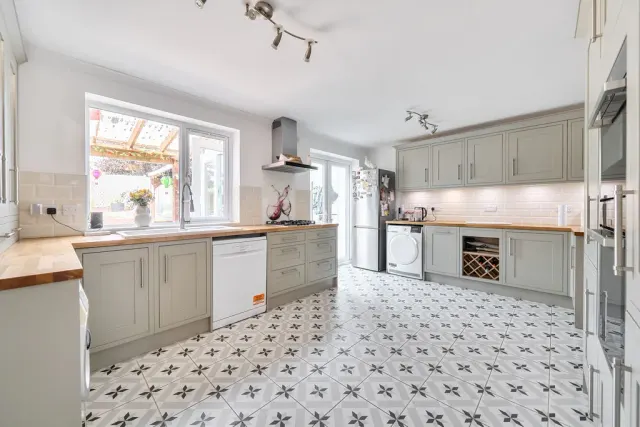 Photo 3 — Pinewood Drive, Bletchley, Milton Keynes, Buckinghamshire, MK2 2HT
