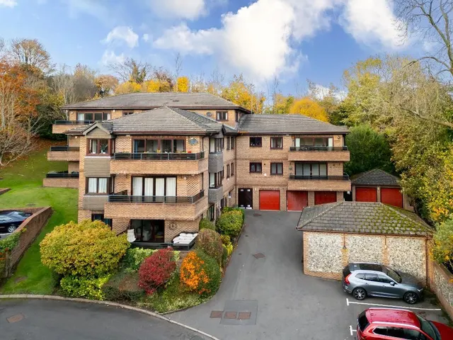 Lynn Court, Caterham, photo 1