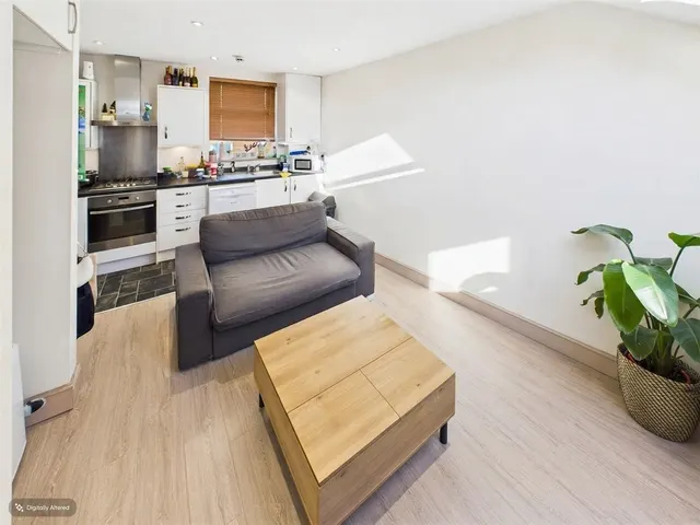 Heriot Road, Hendon, London, photo 1