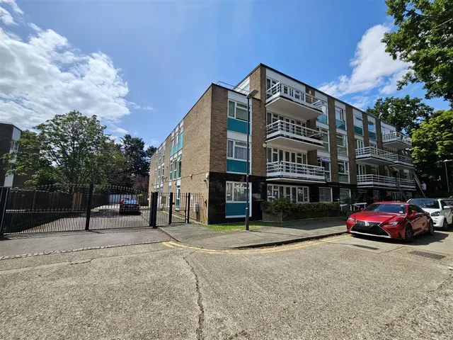 Stonegrove, Edgware, photo 1