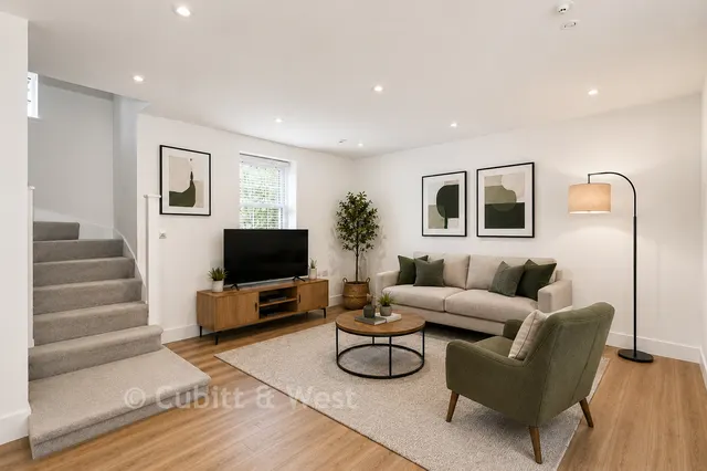 Dolby Terrace, Charlwood, RH6, photo 2