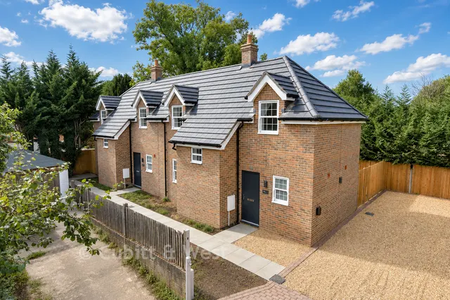 Dolby Terrace, Charlwood, RH6, photo 1