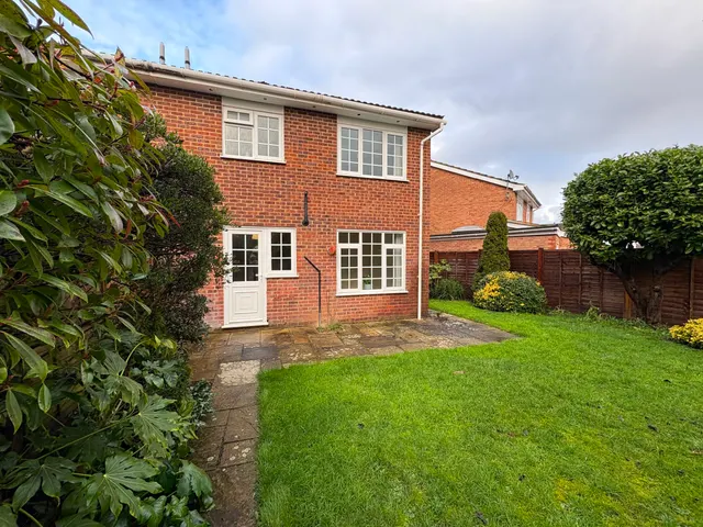 Photo 2 — Lyneham Gardens, Cranbrook Drive, Maidenhead, Berkshire