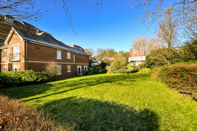 Photo 3 — 34 Golden Court, Isleworth