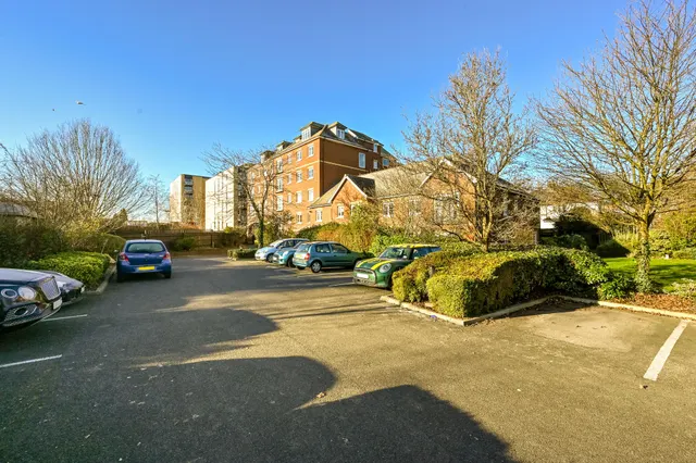 Photo 2 — 34 Golden Court, Isleworth