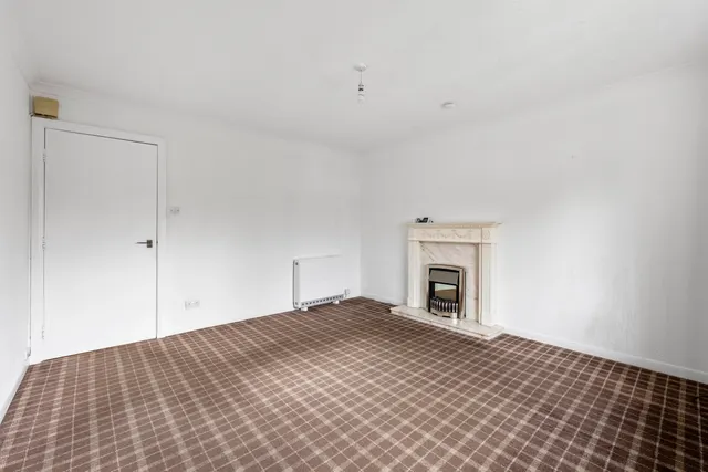 Photo 3 — Linnpark Avenue, Netherlee