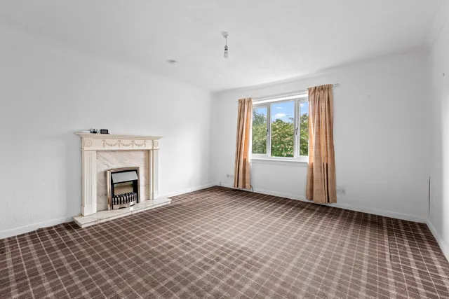 Photo 2 — Linnpark Avenue, Netherlee