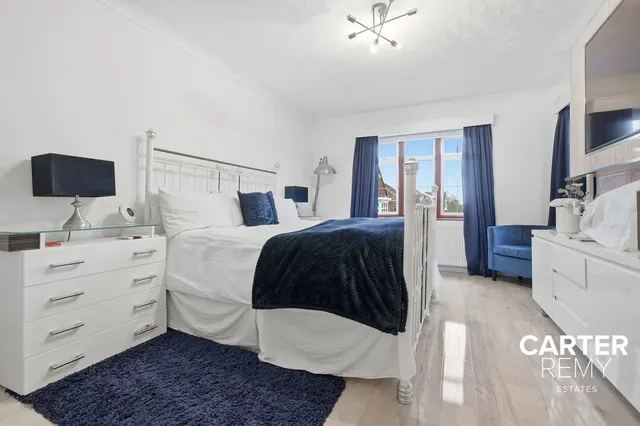 Photo 2 — Woodward Close, Grays, RM17 5RP