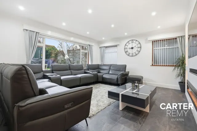 Photo 3 — Woodward Close, Grays, RM17 5RP