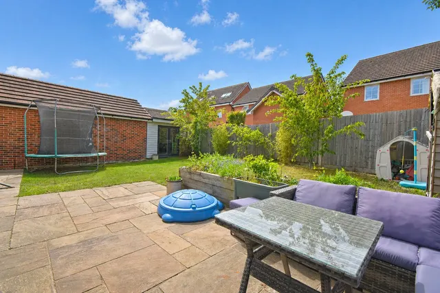 Photo 2 — Viney Close, Hook, Hampshire, RG27 9GD