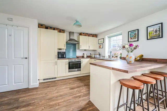 Photo 3 — Viney Close, Hook, Hampshire, RG27 9GD