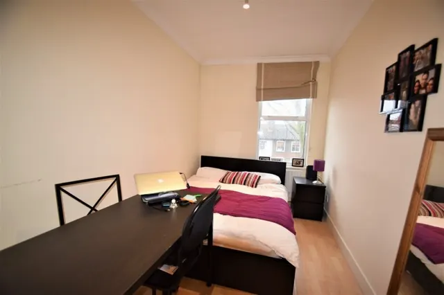 Chiswick High Road, W4, photo 3
