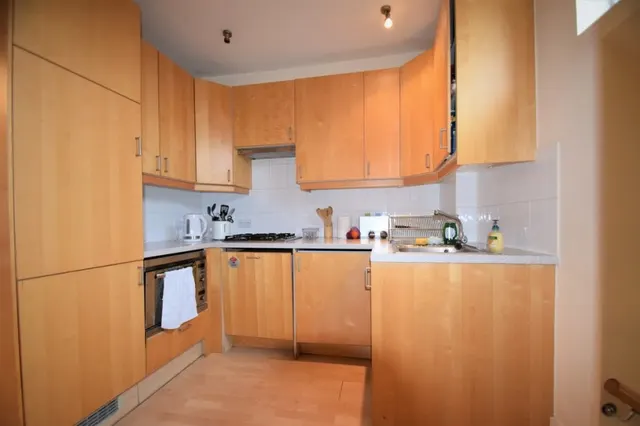 Chiswick High Road, W4, photo 2