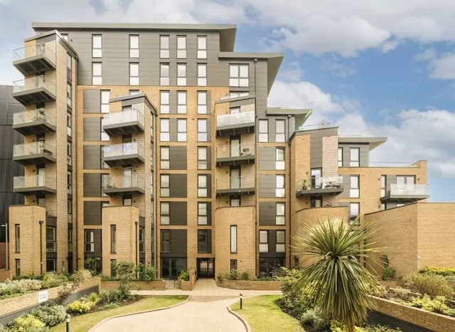 Baltic Avenue, Brentford, TW8, photo 1