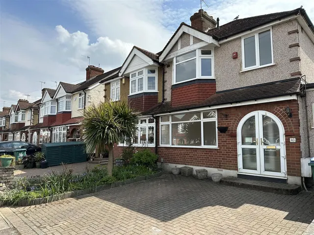 Meadow Road, Watford, photo 1