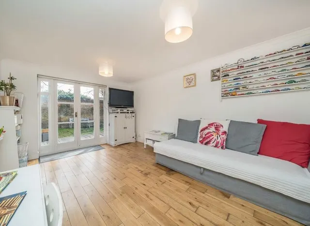 Photo 2 — Kingsworthy Close, Kingston Upon Thames, KT1