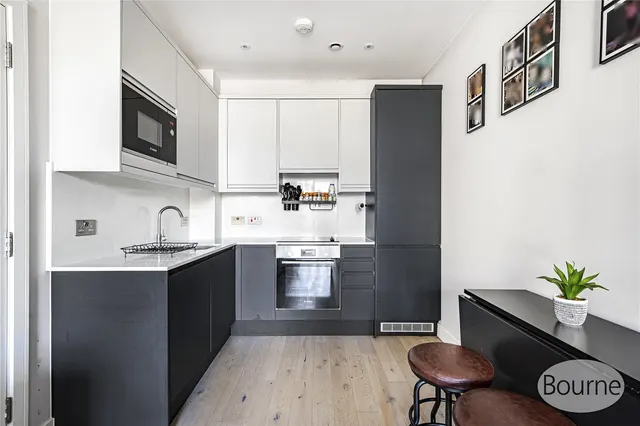Albert Drive, Sheerwater, GU21, photo 3