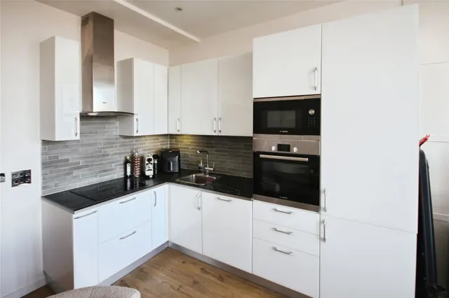 High Road, Chadwell Heath, RM6, photo 3