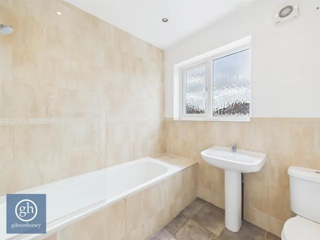 Hartland Drive, Ruislip, HA4, photo 3