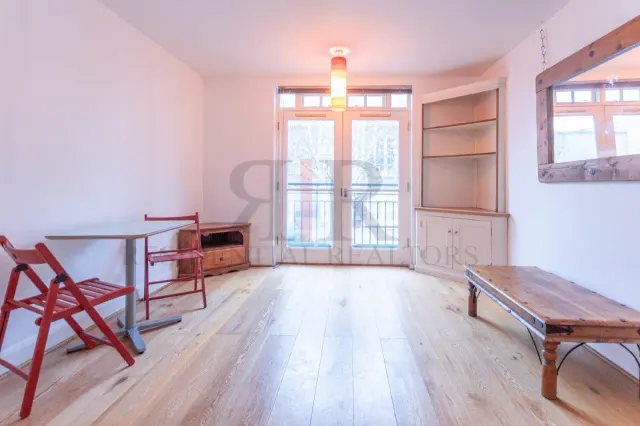 Commercial Road, E14, photo 2