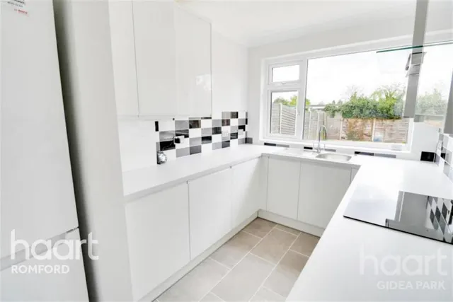 Stanley Avenue, Gidea Park, RM2, photo 2