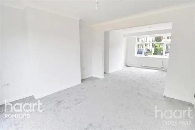 Stanley Avenue, Gidea Park, RM2, photo 3
