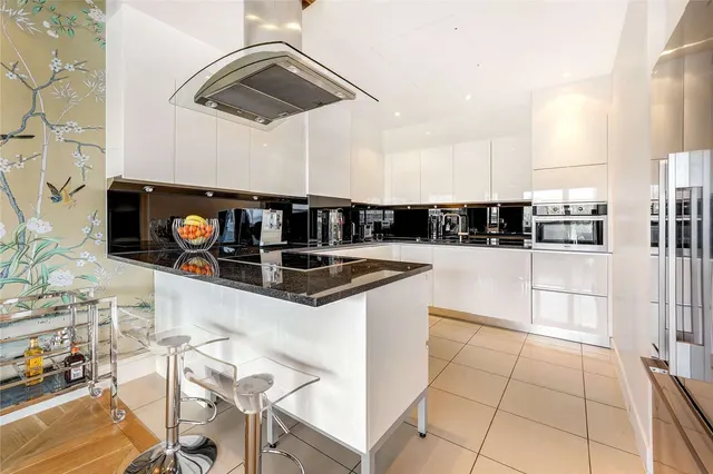 Queenstown Road, London, SW11 8NZ, photo 1