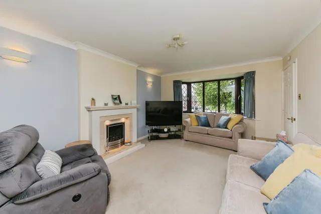 Photo 3 — Cheveley Close, MACCLESFIELD, Cheshire, SK10