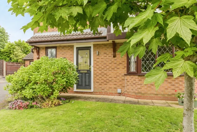Photo 2 — Cheveley Close, MACCLESFIELD, Cheshire, SK10