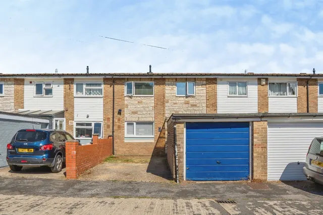 St. Denys Walk, Havant, photo 1