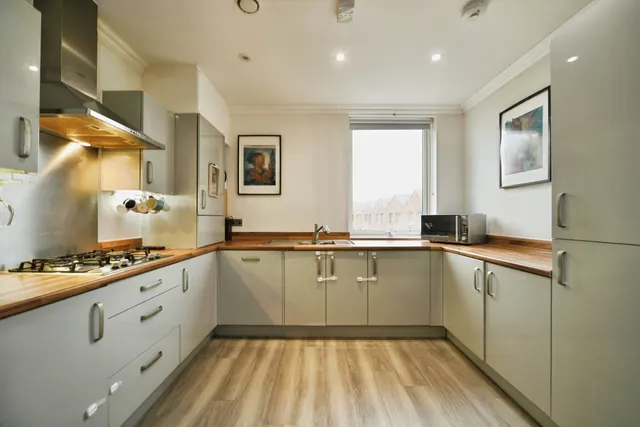 Photo 3 — Gardiner Close, Enfield, EN3