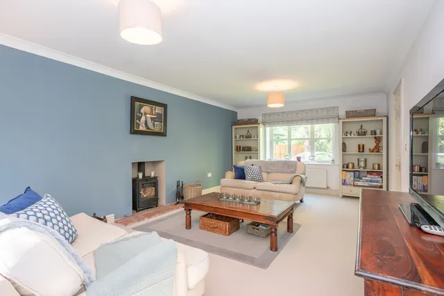 Beautifully Renovated Four-Bedroom De, photo 3