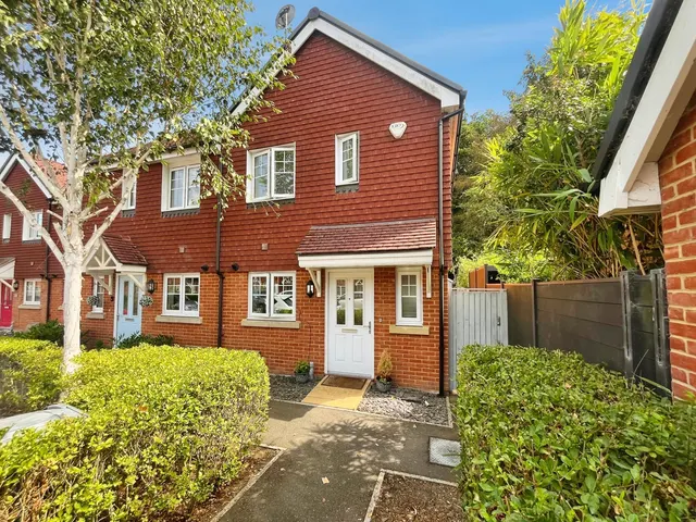 Wey Meadow Close, Farnham, Surrey, GU9 8TX, photo 1