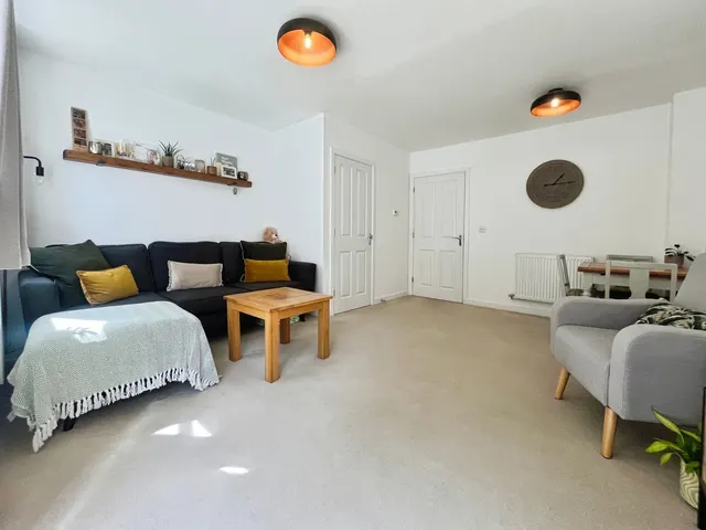 Photo 2 — Wey Meadow Close, Farnham, Surrey, GU9 8TX