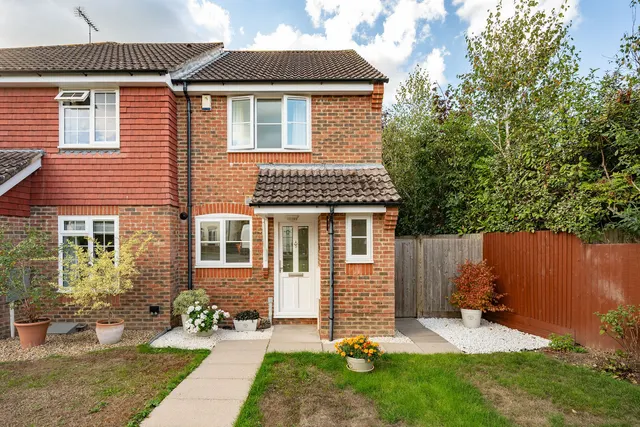 Horsham, RH13, photo 1
