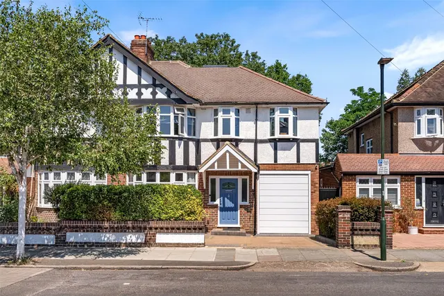Montrose Avenue, Twickenham, TW2 6HB, photo 1