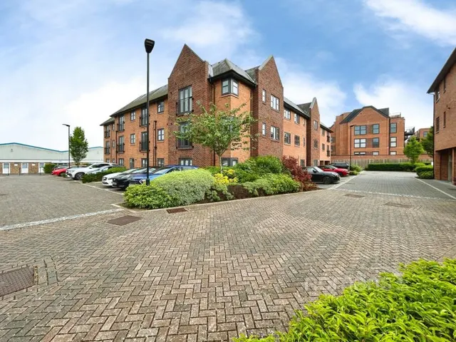 Carter Court, Hook, RG27, photo 1