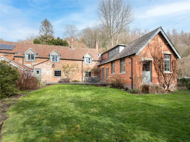 Low Road, Little Cheverell, SN10, photo 1