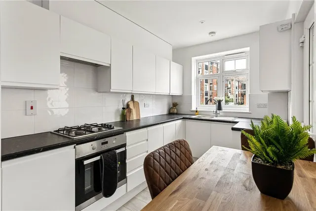 Garratt Lane, London, SW17, photo 2