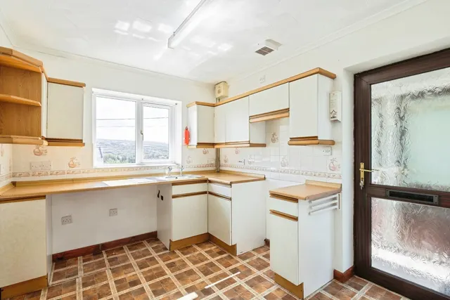 Heol Bancyroffis, Pontyates, SA15, photo 3